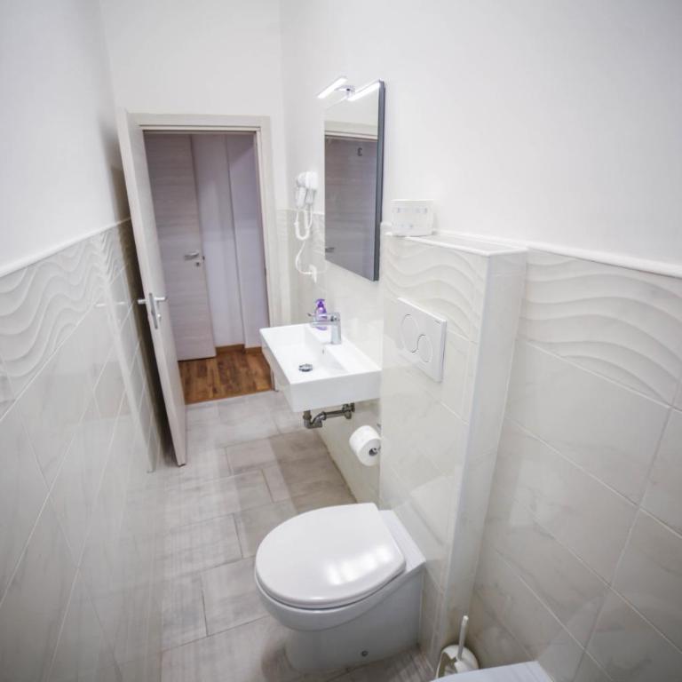 Cosmo GuestHouse - Camera Tripla con Bagno Privato - 15