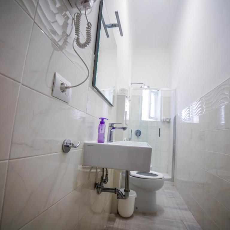 Cosmo GuestHouse - Camera Tripla con Bagno Privato - 13