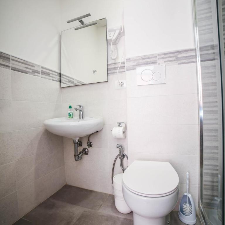 Cosmo GuestHouse - Camera Matrimoniale con Bagno Privato - 11