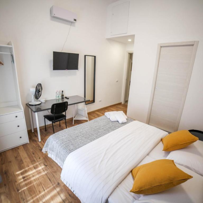 Cosmo GuestHouse - Camera Matrimoniale con Bagno Privato - 3