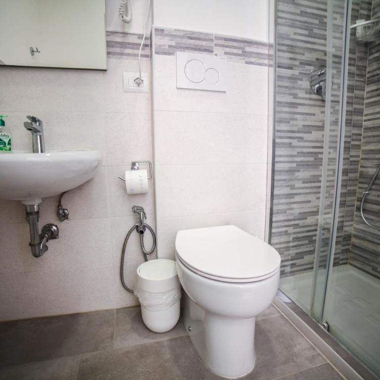 Cosmo GuestHouse - Camera Matrimoniale con Bagno Privato - 17