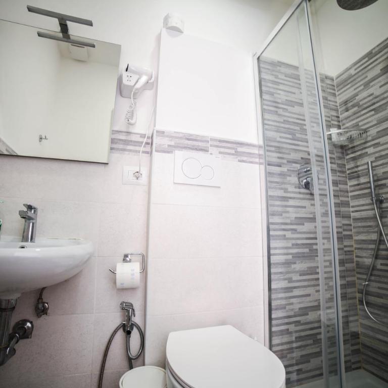 Cosmo GuestHouse - Camera Matrimoniale con Bagno Privato - 18