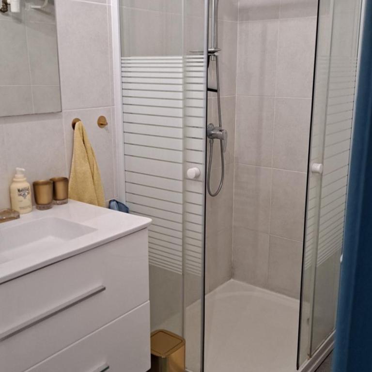 Presqu'ile de Giens, Maison Rdc avec Accès et Jardin Privés sans Vis-à-vis, Piscine, Plages à 2 min à pieds - Superior Apartment - 35