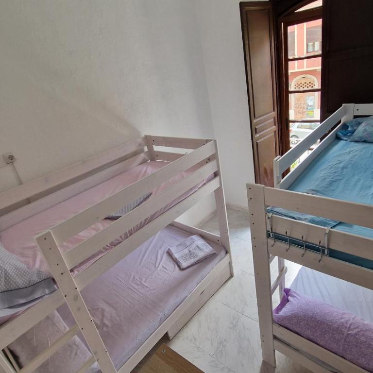 Historic Malaga Centro Rooms - Bed in 10-Bed Mixed Dormitory Room - 2