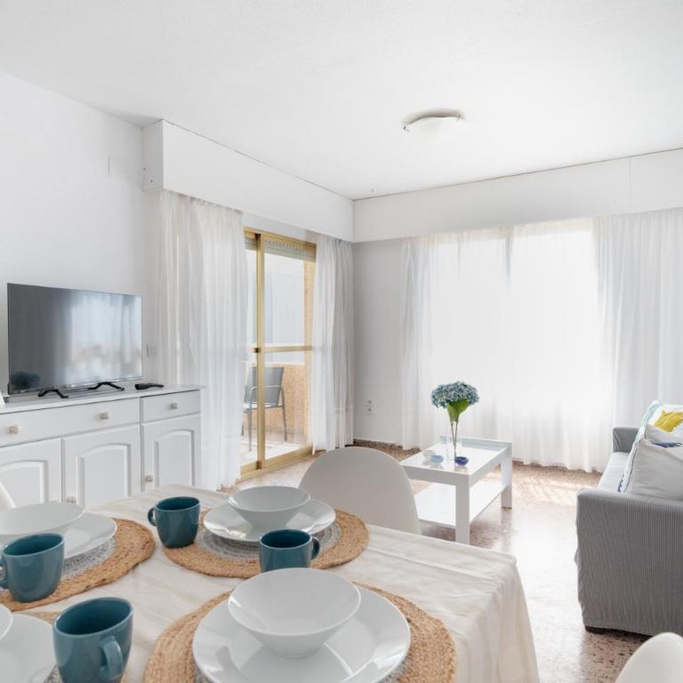 Bright 2 Bed Apartment with pool - Solo Familias - Apartamento de 2 dormitorios con balcón - 2