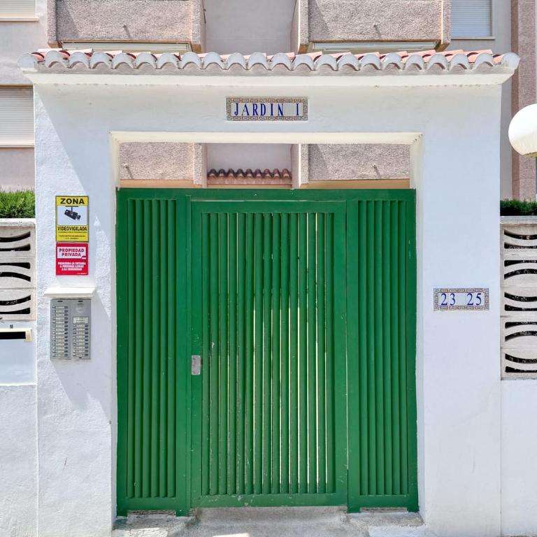 Bright 2 Bed Apartment with pool - Solo Familias - Apartamento de 2 dormitorios con balcón - 24