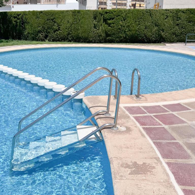 Bright 2 Bed Apartment with pool - Solo Familias - Apartamento de 2 dormitorios con balcón - 1