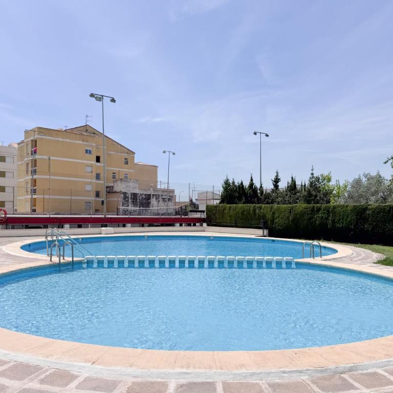 Bright 2 Bed Apartment with pool - Solo Familias - Apartamento de 2 dormitorios con balcón - 9