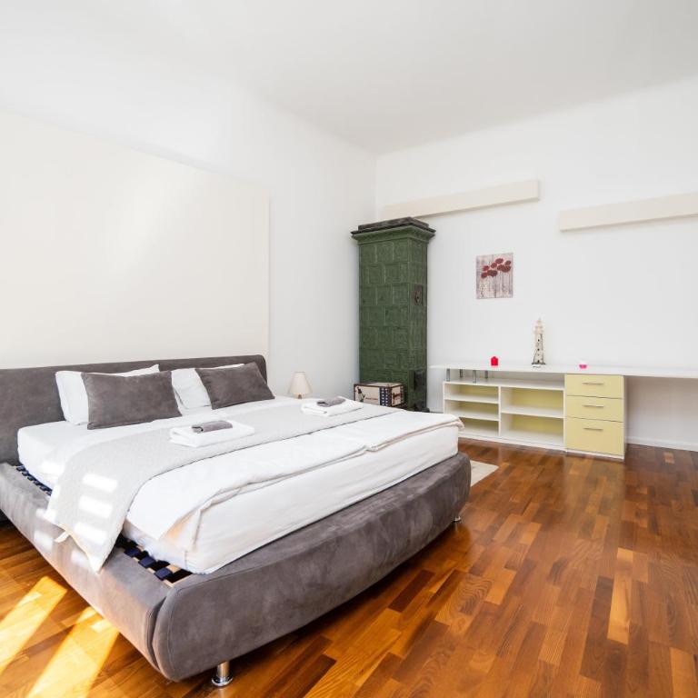 Design 2BDR Apartment - Main Street - Three-Bedroom Standard Apartment - 21