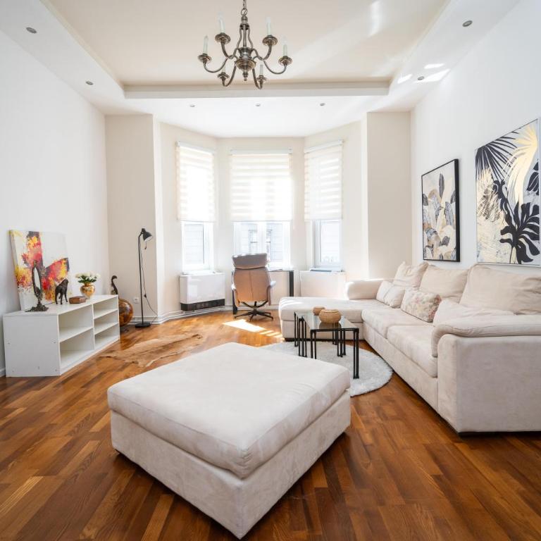 Design 2BDR Apartment - Main Street - Three-Bedroom Standard Apartment - 9