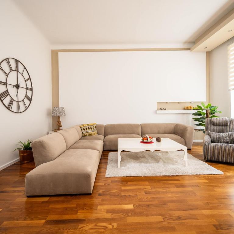 Design 2BDR Apartment - Main Street - Three-Bedroom Standard Apartment - 15