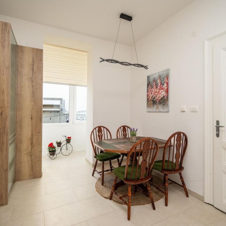 Design 2BDR Apartment - Main Street - Three-Bedroom Standard Apartment - 24