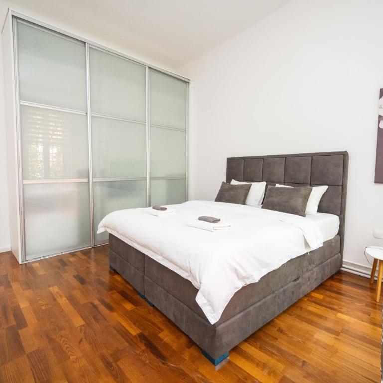 Design 2BDR Apartment - Main Street - Three-Bedroom Standard Apartment - 32