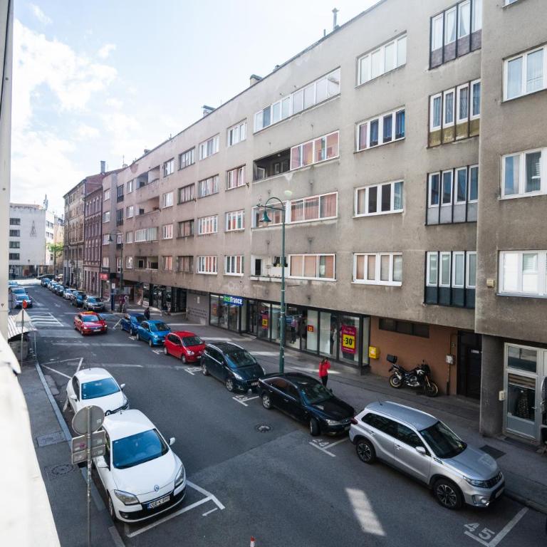 Design 2BDR Apartment - Main Street - Three-Bedroom Standard Apartment - 37