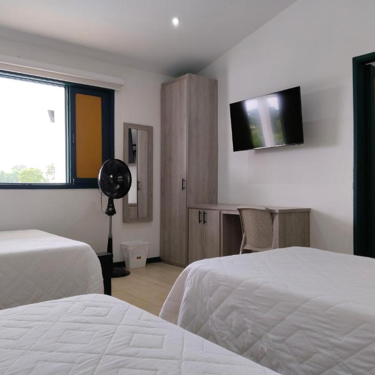 Colina del Sol Hotel Hacienda - Habitación Familiar con vistas al jardín - 2