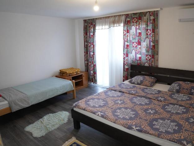 Apartman UnaTesnim - Three-Bedroom Apartment with View - 5