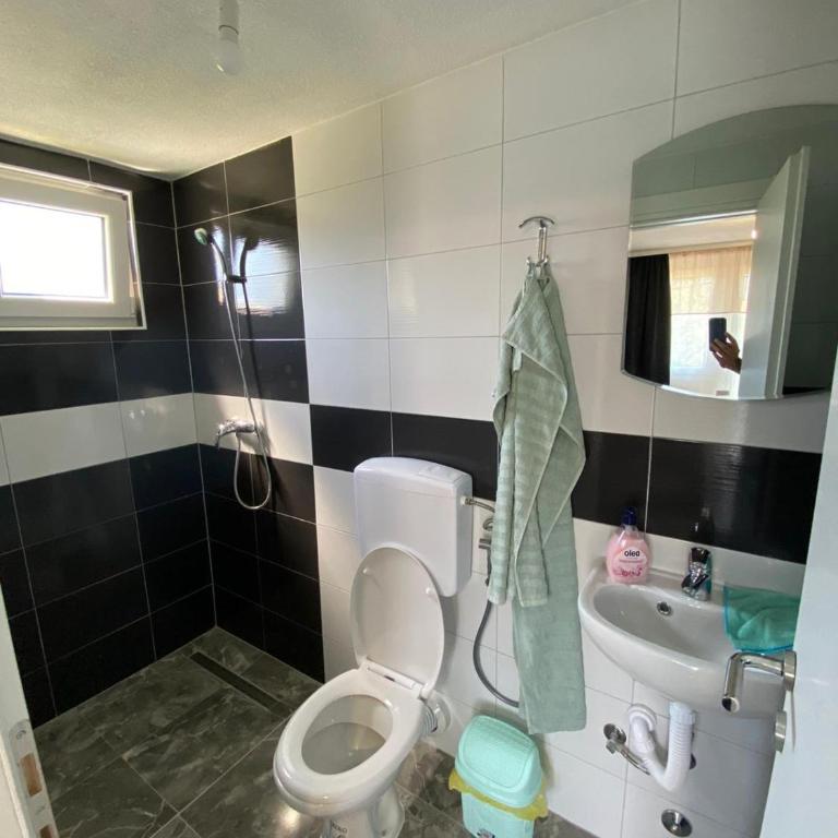Apartman UnaTesnim - Three-Bedroom Apartment with View - 11