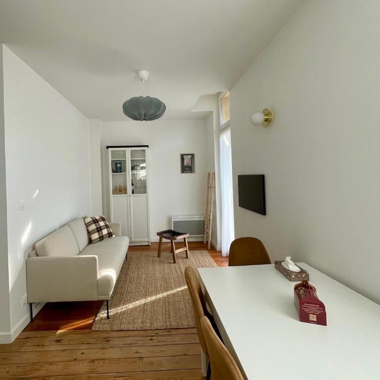 Montfaucon - Élégant appartement & terrasse au cœur de Bordeaux, idéalement situé - Two-Bedroom Apartment - 7