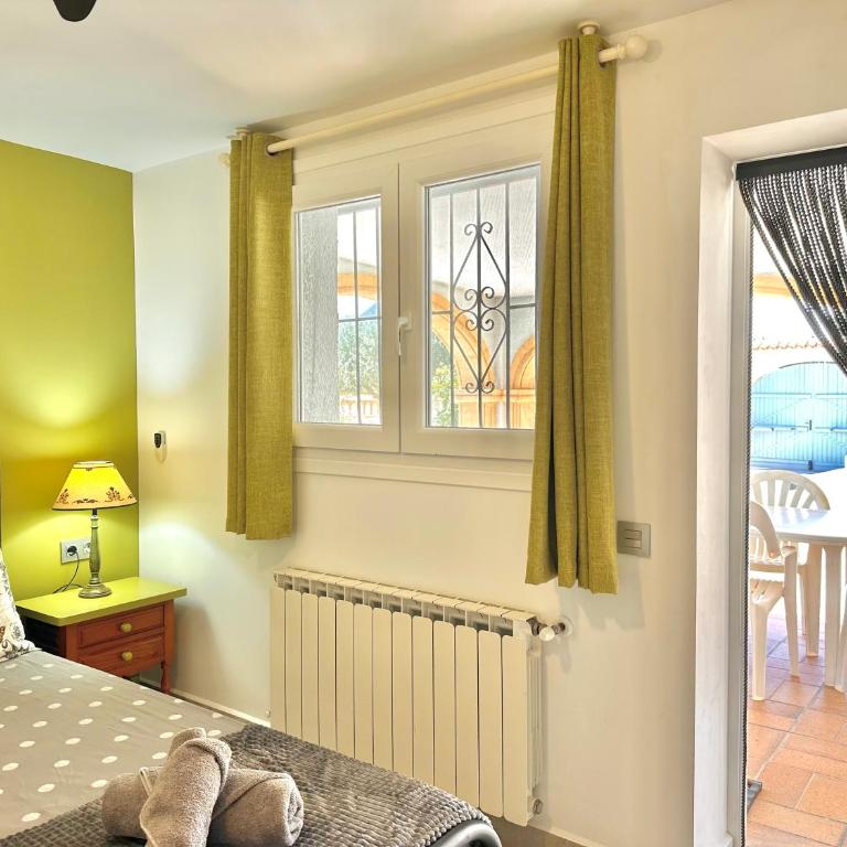 SUNNY Apartment in a Cosy Villa with shared swimming pool - Three-Bedroom Apartment - 16