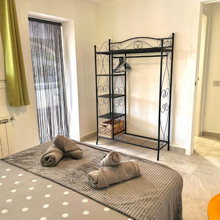 SUNNY Apartment in a Cosy Villa with shared swimming pool - Three-Bedroom Apartment - 17