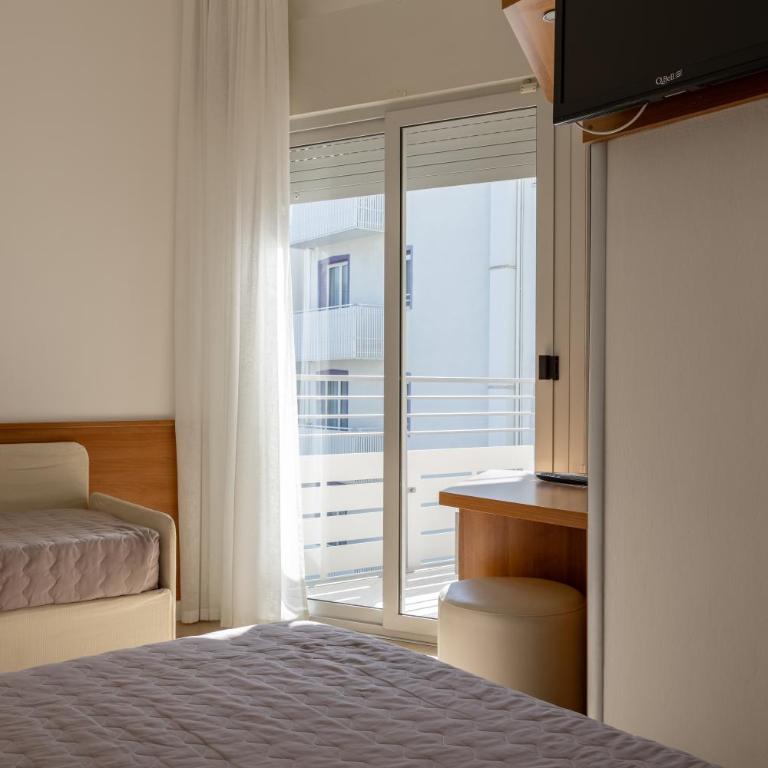 Hotel Continental - Camera Familiare con Balcone e Vista Mare Laterale (2 Adulti + 1 Bambino) - 3