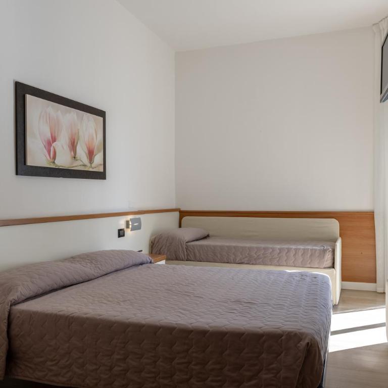 Hotel Continental - Camera Familiare con Balcone e Vista Mare Laterale (2 Adulti + 1 Bambino) - 4
