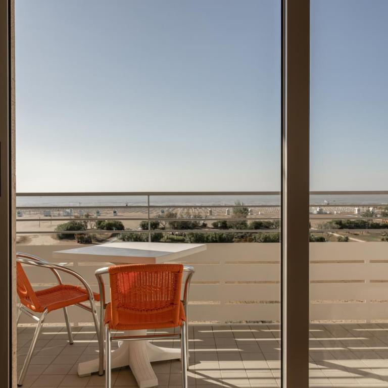 Hotel Continental - Camera Matrimoniale con Balcone - Fronte Mare - 6