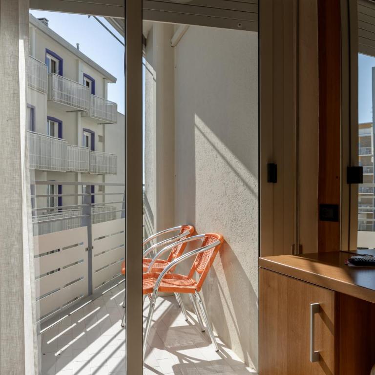 Hotel Continental - Camera Matrimoniale con Balcone e Vista Mare Laterale - 4