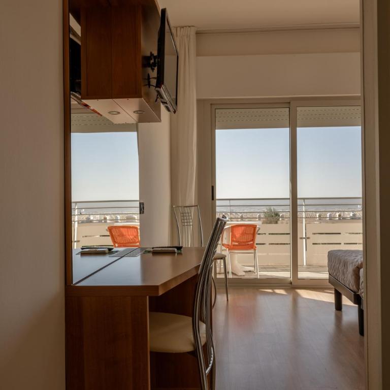 Hotel Continental - Camera Matrimoniale con Balcone - Fronte Mare - 9