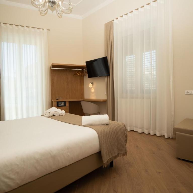 Manere Suites - King Suite with Balcony - 2