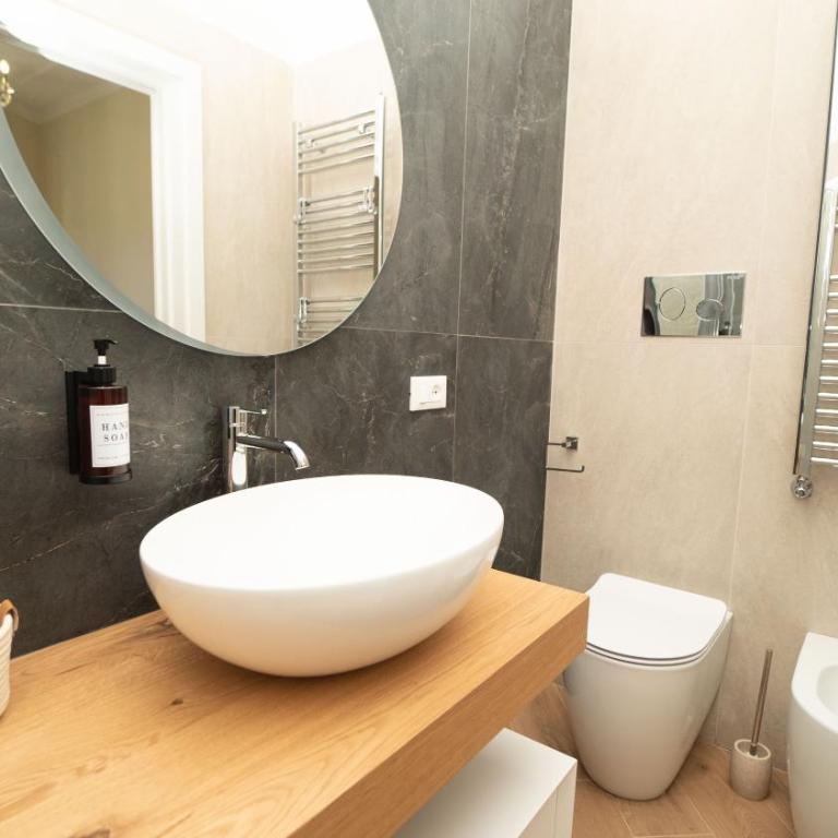 Manere Suites - King Suite with Balcony - 5