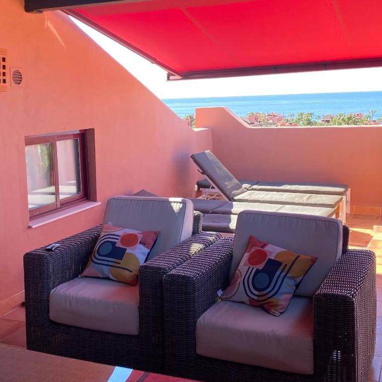 Luxury 3 bed Duplex Penthouse, 3 mins walk to the beach - Three-Bedroom Apartment - 33