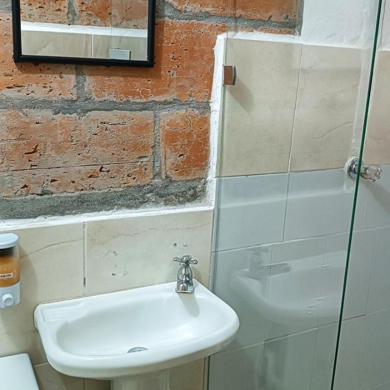 Hotel Marrokos Aeropuerto José María Córdova - Habitación Individual con baño - 2
