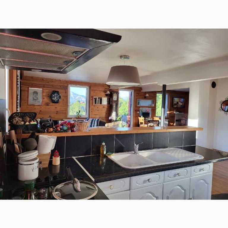 Dans un village savoyard a 1000 m d'altitude bel appartement spacieux de140m2 avec vue magnifique sur la montagne - Appartement avec Vue sur la Montagne - 4