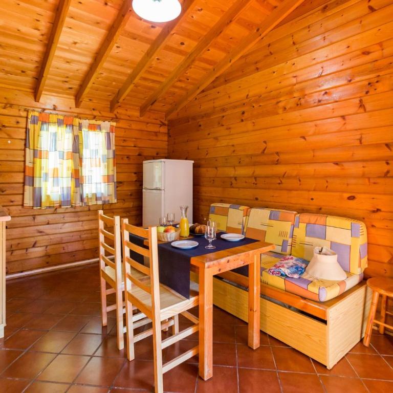 Camping La Llosa - Two-Bedroom Bungalow - 4