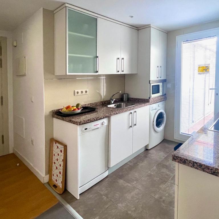 Maravilloso apartamento céntrico de 70m2, jardín propio 40m2 con piscina para niños y parking opcional - Apartamento de 1 dormitorio - 18