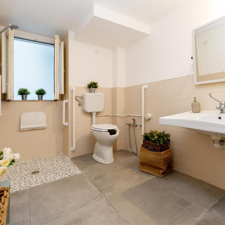 Donna Fortuna - Double Room with Private External Bathroom - 14