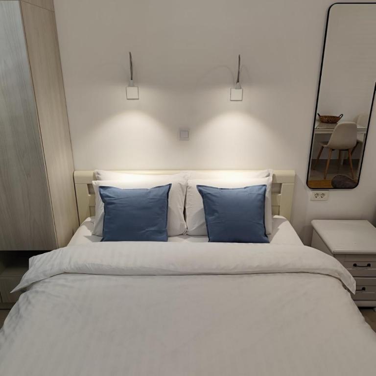 Lucky Studios - King Studio with Sofa Bed - 2