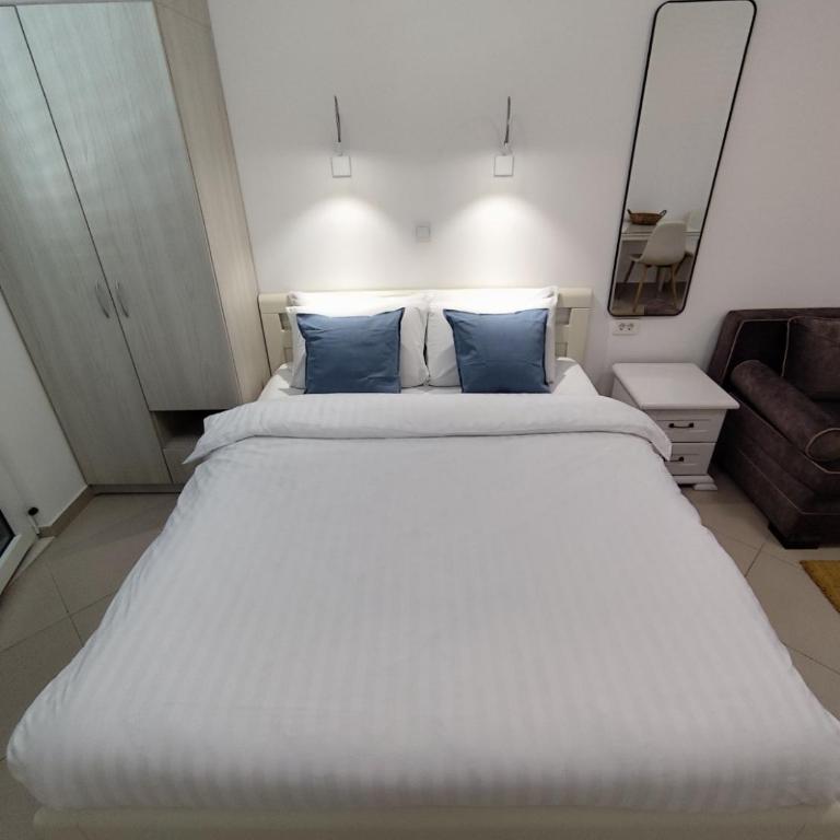 Lucky Studios - King Studio with Sofa Bed - 7