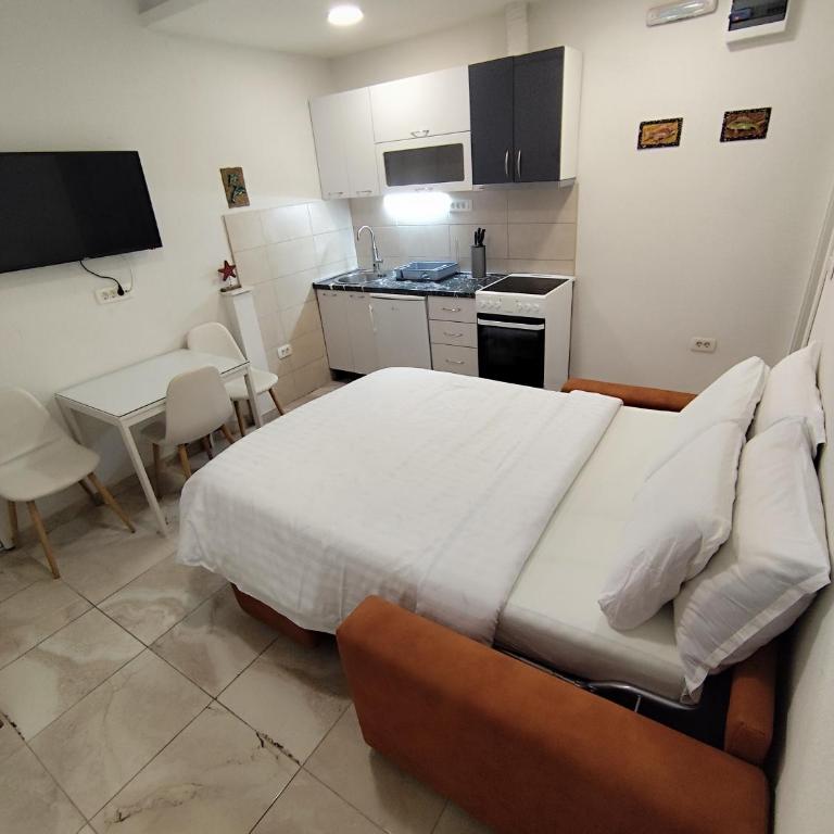 Lucky Apartments - One-Bedroom Apartment - 8