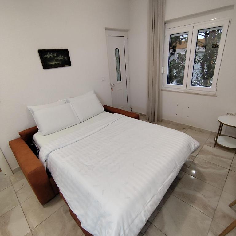 Lucky Apartments - One-Bedroom Apartment - 9