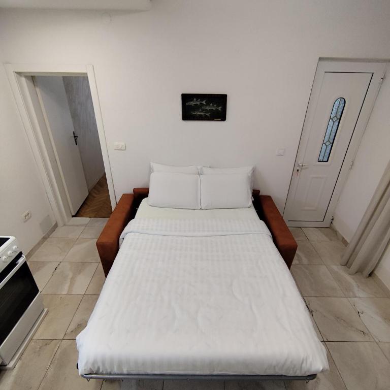 Lucky Apartments - One-Bedroom Apartment - 10
