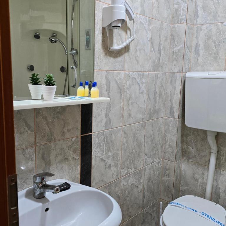 Guest House MK Star - Dvokrevetna Soba sa Bračnim Krevetom - 10