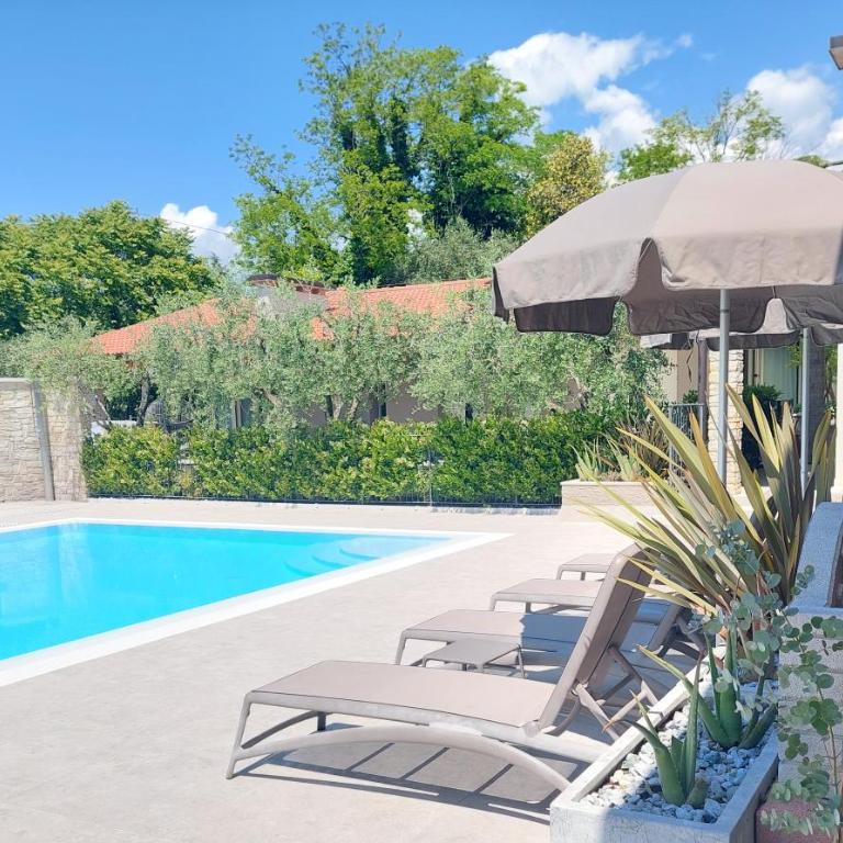 Casa Pergola 1 - Grande Appartamento per 6 ospiti - fronte piscina, parking - Three-Bedroom Apartment - 2
