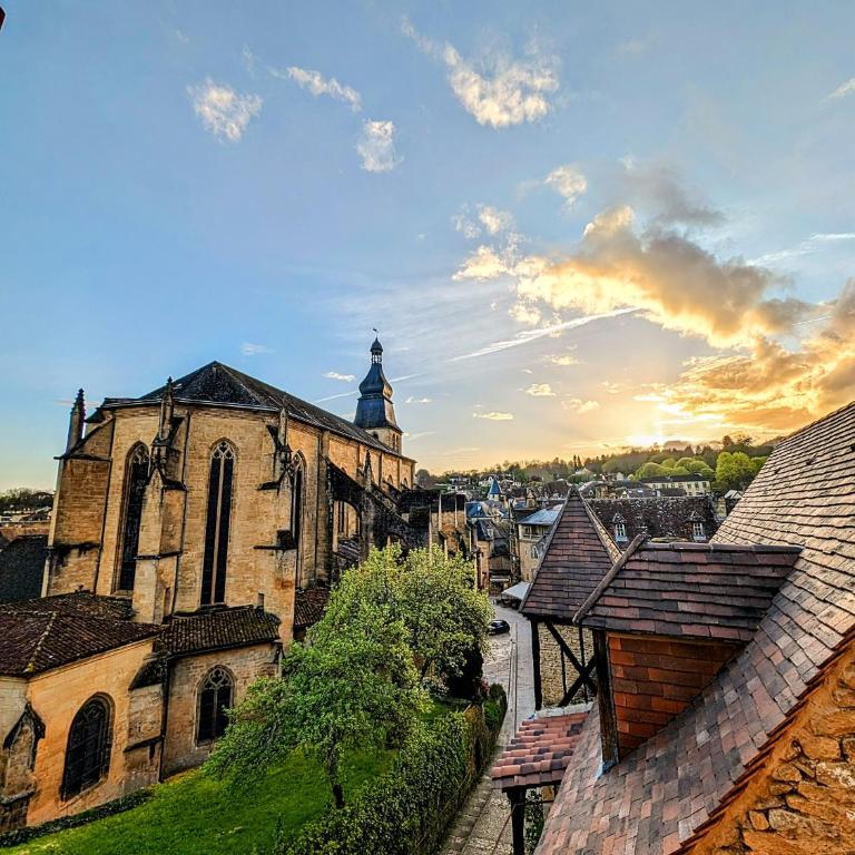Centrally Located Sarlat Apartment with Medieval Town Views - Appartement - 3
