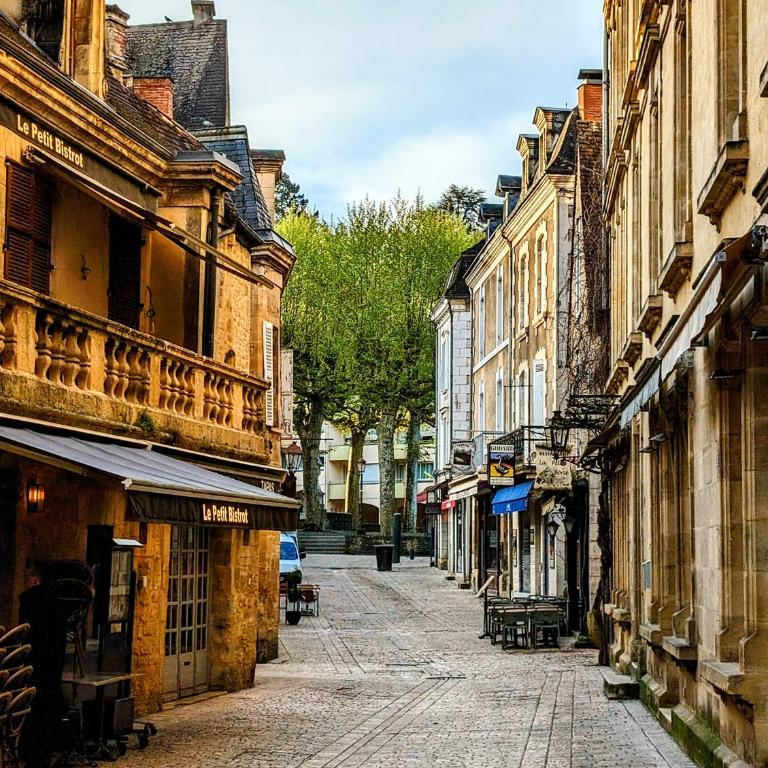 Centrally Located Sarlat Apartment with Medieval Town Views - Appartement - 17