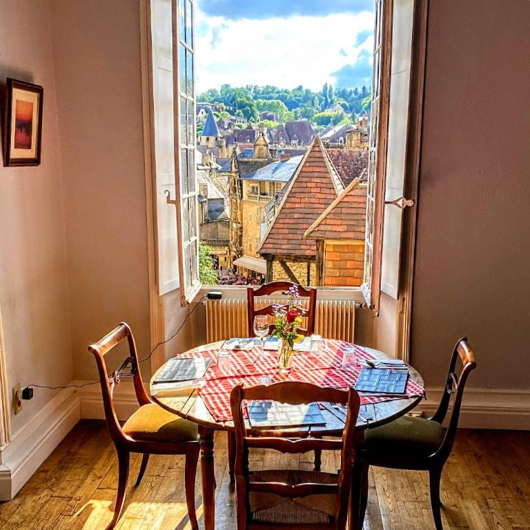 Centrally Located Sarlat Apartment with Medieval Town Views - Appartement - 2