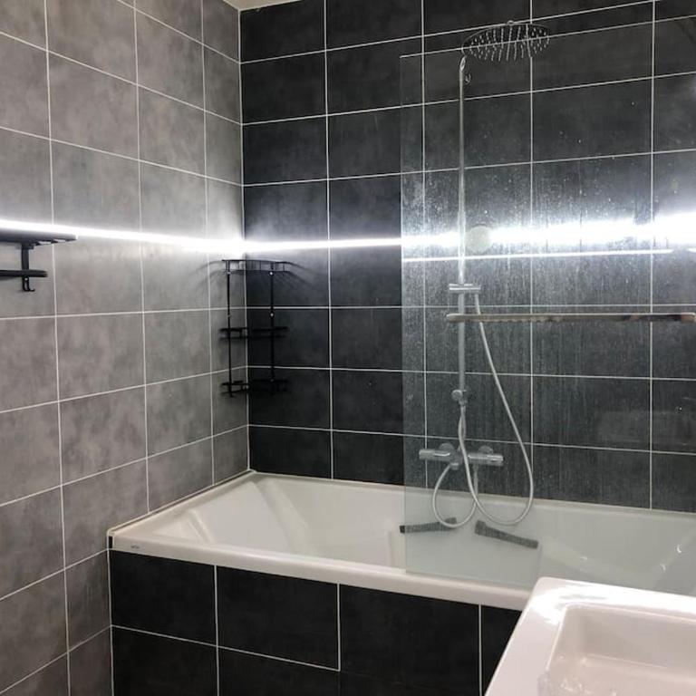 Beau T2 rénové - Appartement 1 Chambre avec Balcon et Vue sur les Montagnes - 7