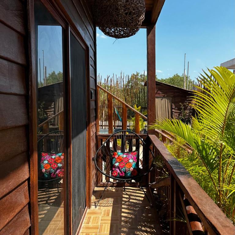 Ecoco Holbox - EcoChic - Cabañas de Madera - Holbox Retreat - Habitación con cama extragrande y vistas al jardín - 3
