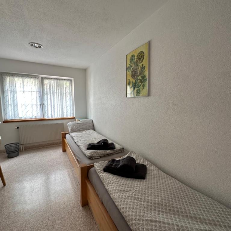 Touristenheim Bergfreude - Standard Zweibettzimmer mit Gemeinschaftsbad - 3